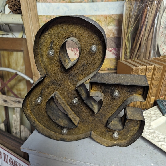 Lightweight Tin Lite up "&" Sign - Picture 2 of 2